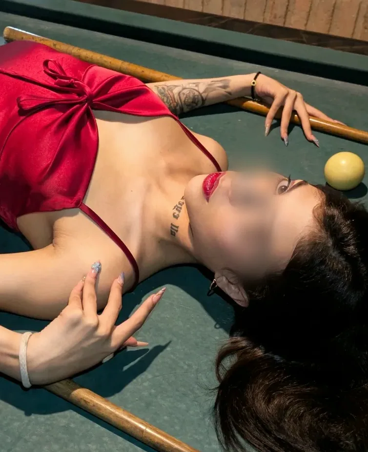 Isobel, 21