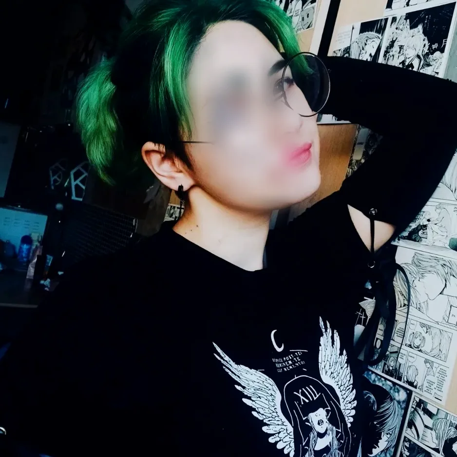 Zoe, 22